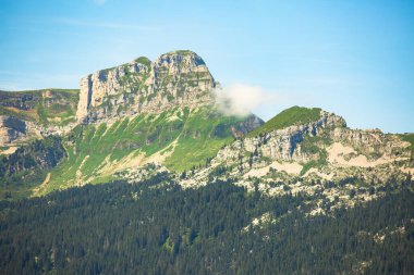Ulusal UNESCO parkında parkı olan bir dağ sırtı. Yürüyüş ve tatil kavramı