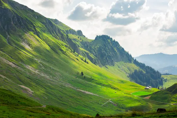 Ulusal UNESCO parkında yeşil çimen tepeleri ve dağlar. tatil ve seyahat kavramı