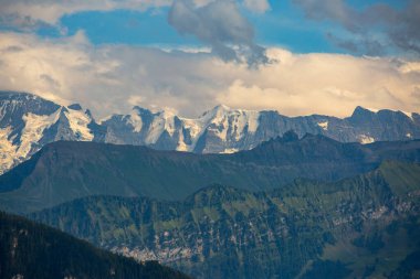Kar tepeleri olan yüksek kayalık dağ sırtı. seyahat ve tırmanma kavramı