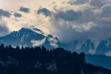 Dağlarda yaklaşan fırtına bulutlarının destansı manzarası. seyahat ve kötü hava konsepti