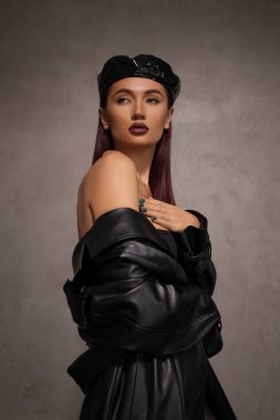 Güzel ve seksi bir kadın klasik bir takım elbise içinde izole edilmiş stüdyo çekimi.