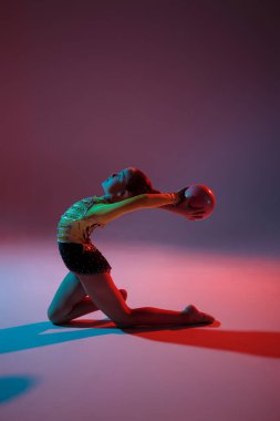 Stüdyoda güzel bir jimnastikçi var.