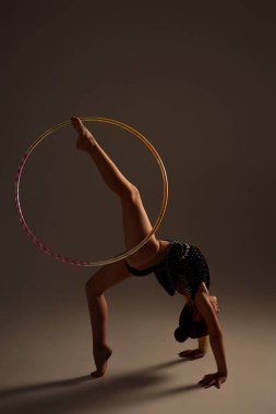 Stüdyoda güzel bir jimnastikçi var.