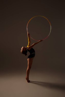 Stüdyoda güzel bir jimnastikçi var.