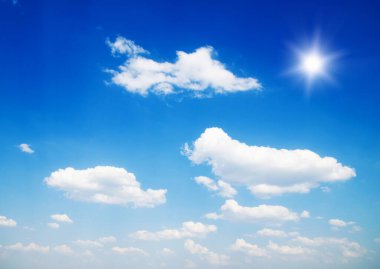 Mavi gökyüzünde beyaz bulutlar