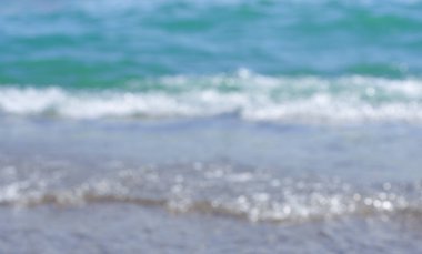 Deniz arka planındaki ışıklar. Dalgalar.