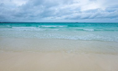 Dramatik bulutlu gökyüzü ve denizin yatay görüntüsü.