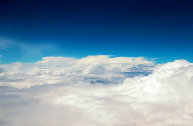 Mavi gökyüzündeki bulutlar