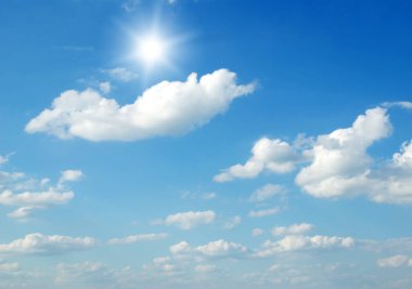 Mavi gökyüzündeki bulutlar