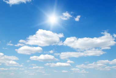 Mavi gökyüzünde beyaz bulutlar