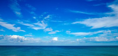 Güzel gökyüzü ve mavi deniz