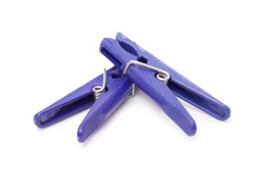 Beyaz arka plan üzerinde renkli giysiler pin