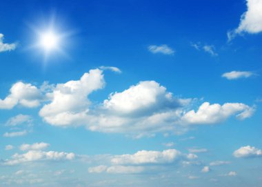 Mavi gökyüzündeki bulutlar