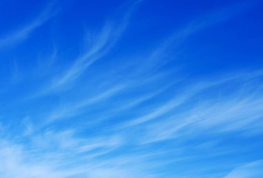 Mavi gökyüzünde beyaz bulutlar