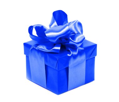 Beyaz arka planda kurdeleli hediye kutusu