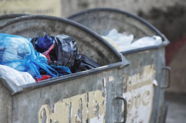 Dumpsters çöple dolu olmak