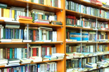 arka plan tasarımınız için Kütüphane içinde bulanık bookshelf