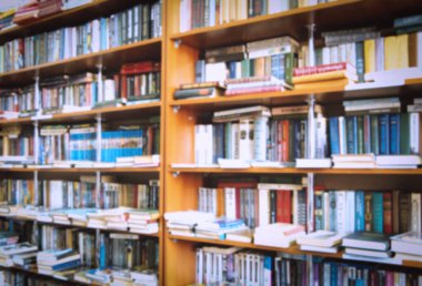 arka plan tasarımınız için Kütüphane içinde bulanık bookshelf