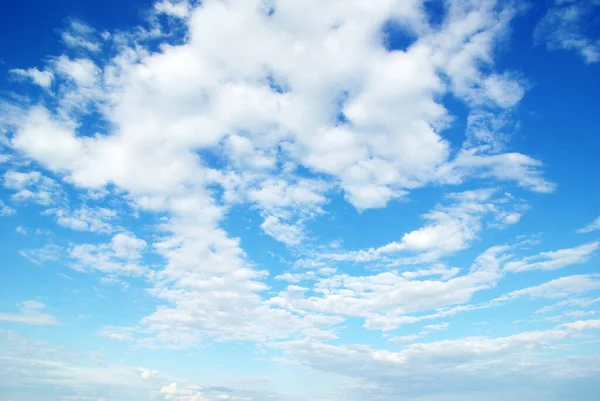 Clouds ในส Sky — ภาพถ่ายสต็อก
