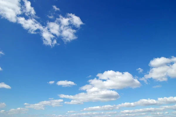 Nuvole Nel Cielo Blu — Foto Stock