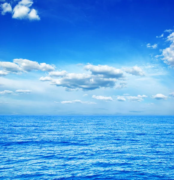 美丽的天空和蓝色的大海 — 图库照片