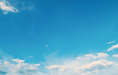 Mavi gökyüzünde beyaz bulutlar