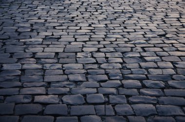 arka plan olarak Arnavut kaldırımlı yol