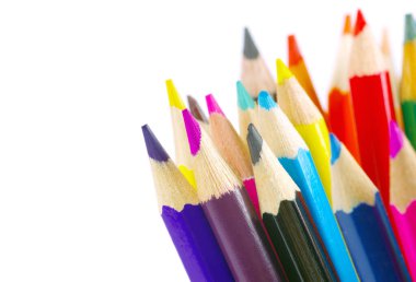 Beyaz arka plan üzerinde renkli kalemler yığını