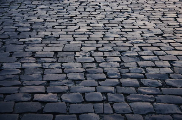 arka plan olarak Arnavut kaldırımlı yol