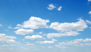 Mavi gökyüzünde beyaz bulutlar