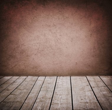 Grunge duvar ve ahşap yerde, bir oda dolusu iç panelli.