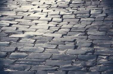 arka plan olarak Arnavut kaldırımlı yol