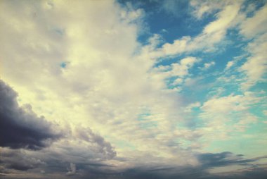 Mavi gökyüzünde beyaz kabarık bulutlar