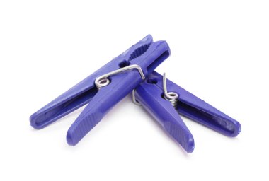 Beyaz arka plan üzerinde renkli giysiler pin