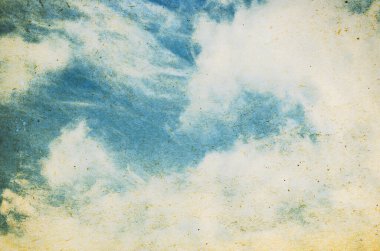 Mavi gökyüzünde bulutlar ile antika arka plan