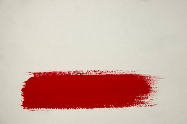 Grunge arka plan üzerinde izole kırmızı fırça darbesi