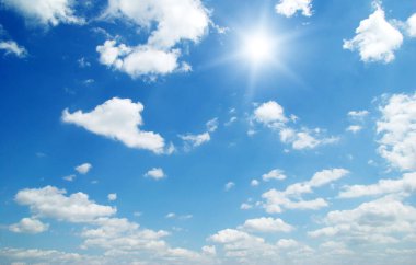 Mavi gökyüzündeki bulutlar