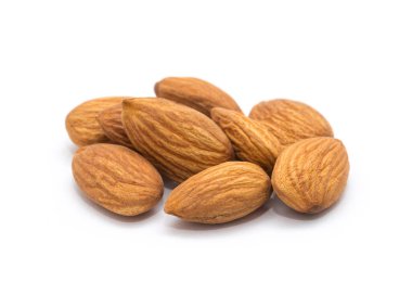 Badem beyaz arkaplanda izole edildi