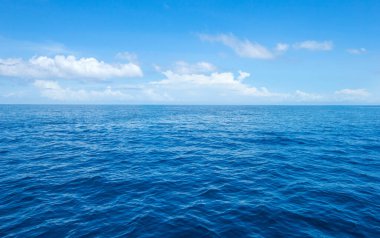 Güzel gökyüzü ve mavi deniz