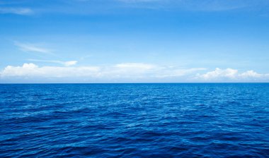 Güzel gökyüzü ve mavi deniz