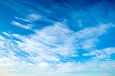 Mavi gökyüzündeki bulutlar