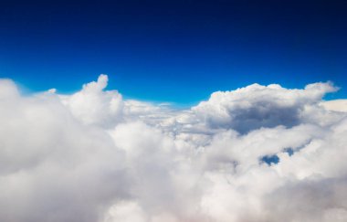 Mavi gökyüzünde beyaz bulutlar