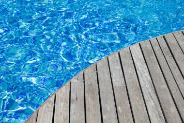 Yüzme havuzunda mavi su