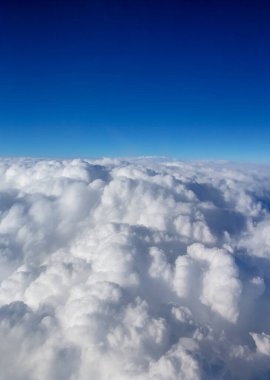 Mavi gökyüzünde beyaz bulutlar