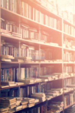 arka plan tasarımınız için Kütüphane içinde bulanık bookshelf