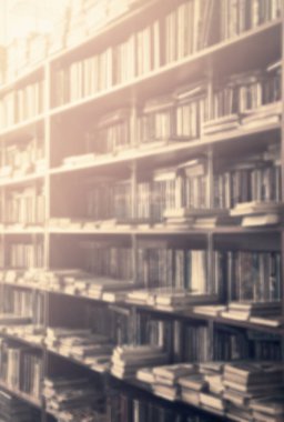 arka plan tasarımınız için Kütüphane içinde bulanık bookshelf