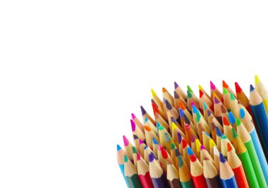 Beyaz arka plan üzerinde renkli kalemler yığını