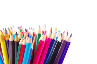 Beyaz arka plan üzerinde renkli kalemler yığını