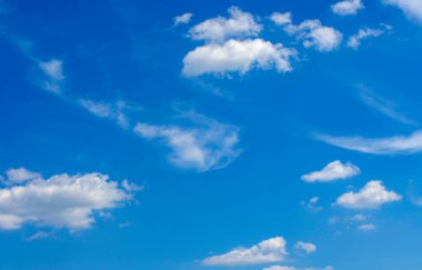 Mavi gökyüzünde beyaz bulutlar