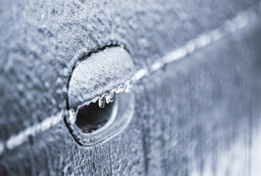 Gri bir arabada buzlu yağmur. Donmuş araba.